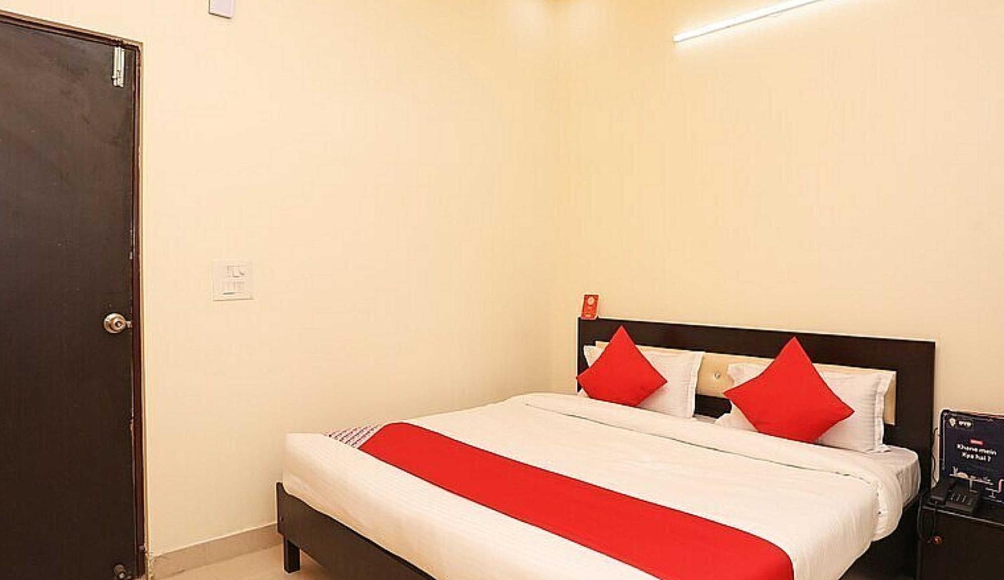 OYO 28867 Hotel Rock Star Faridabad Exteriör bild