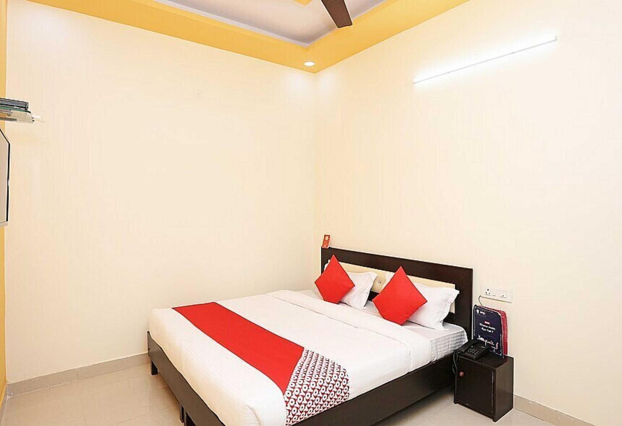 OYO 28867 Hotel Rock Star Faridabad Exteriör bild