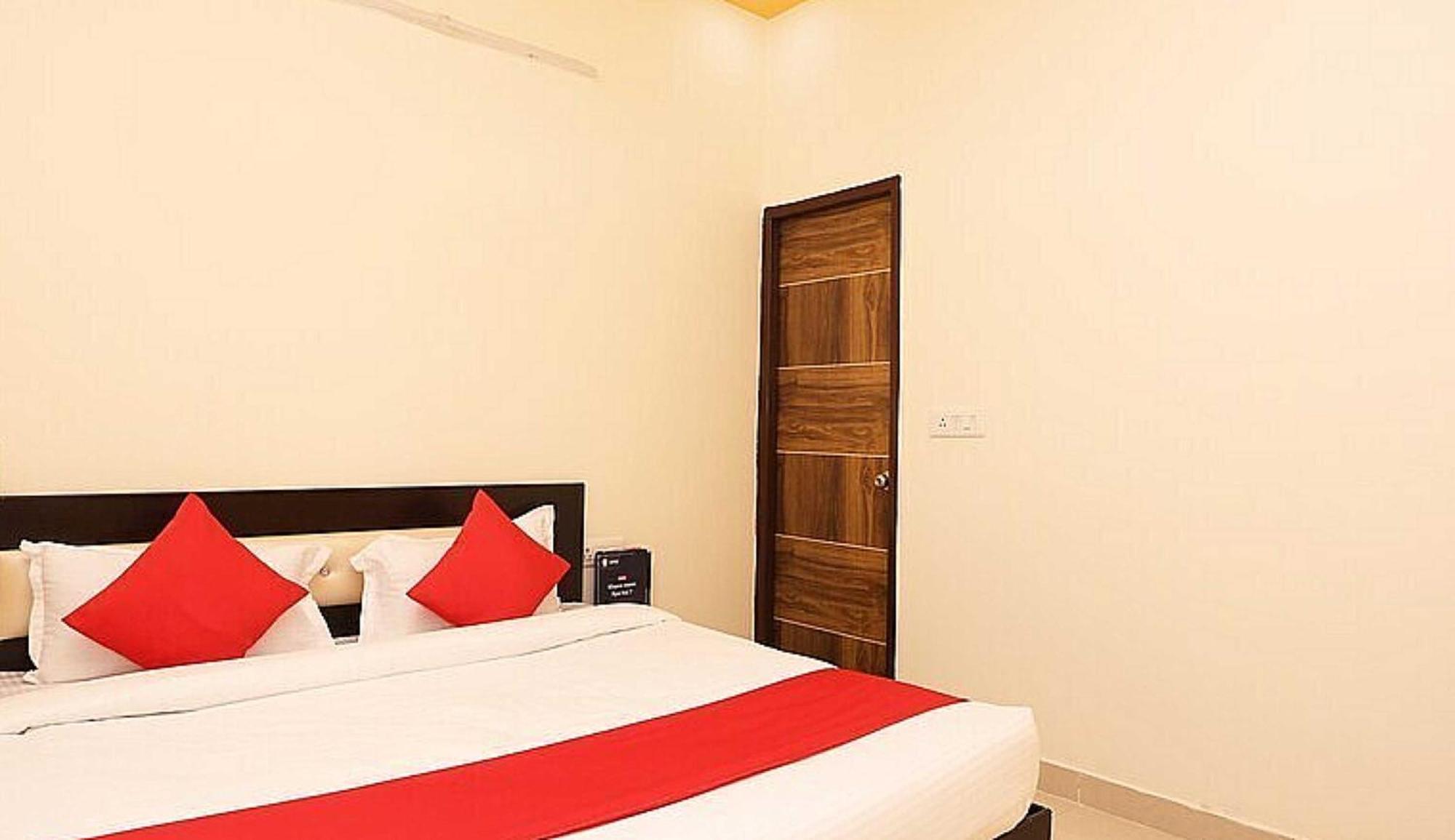OYO 28867 Hotel Rock Star Faridabad Exteriör bild