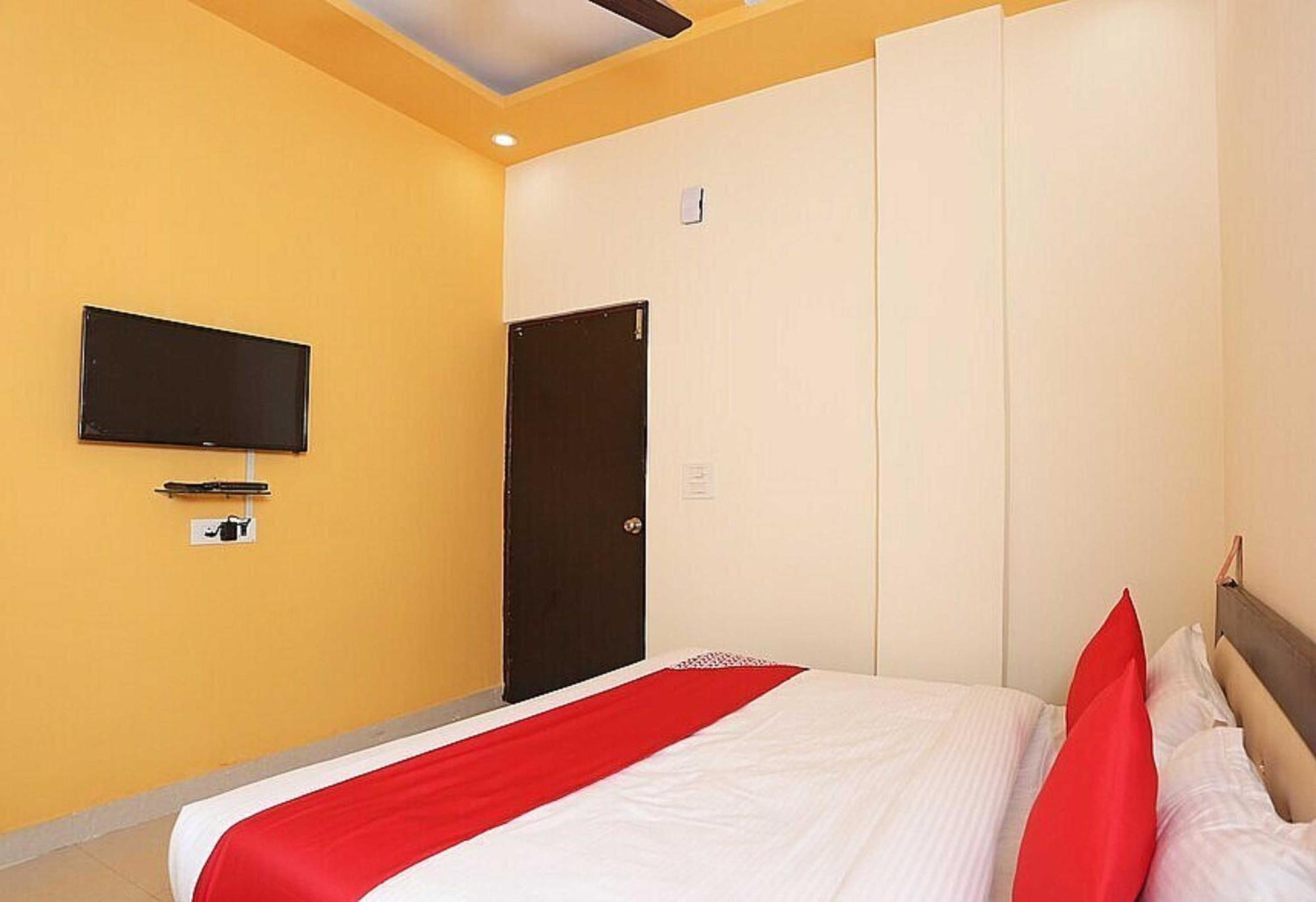 OYO 28867 Hotel Rock Star Faridabad Exteriör bild