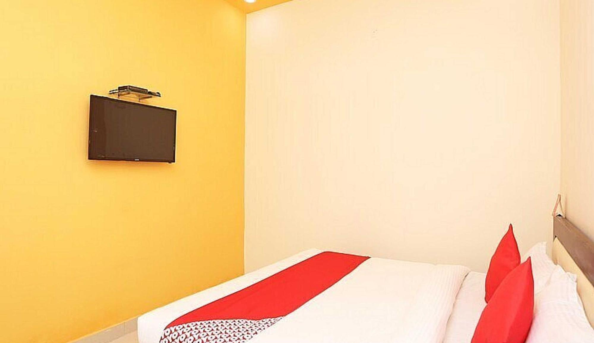 OYO 28867 Hotel Rock Star Faridabad Exteriör bild