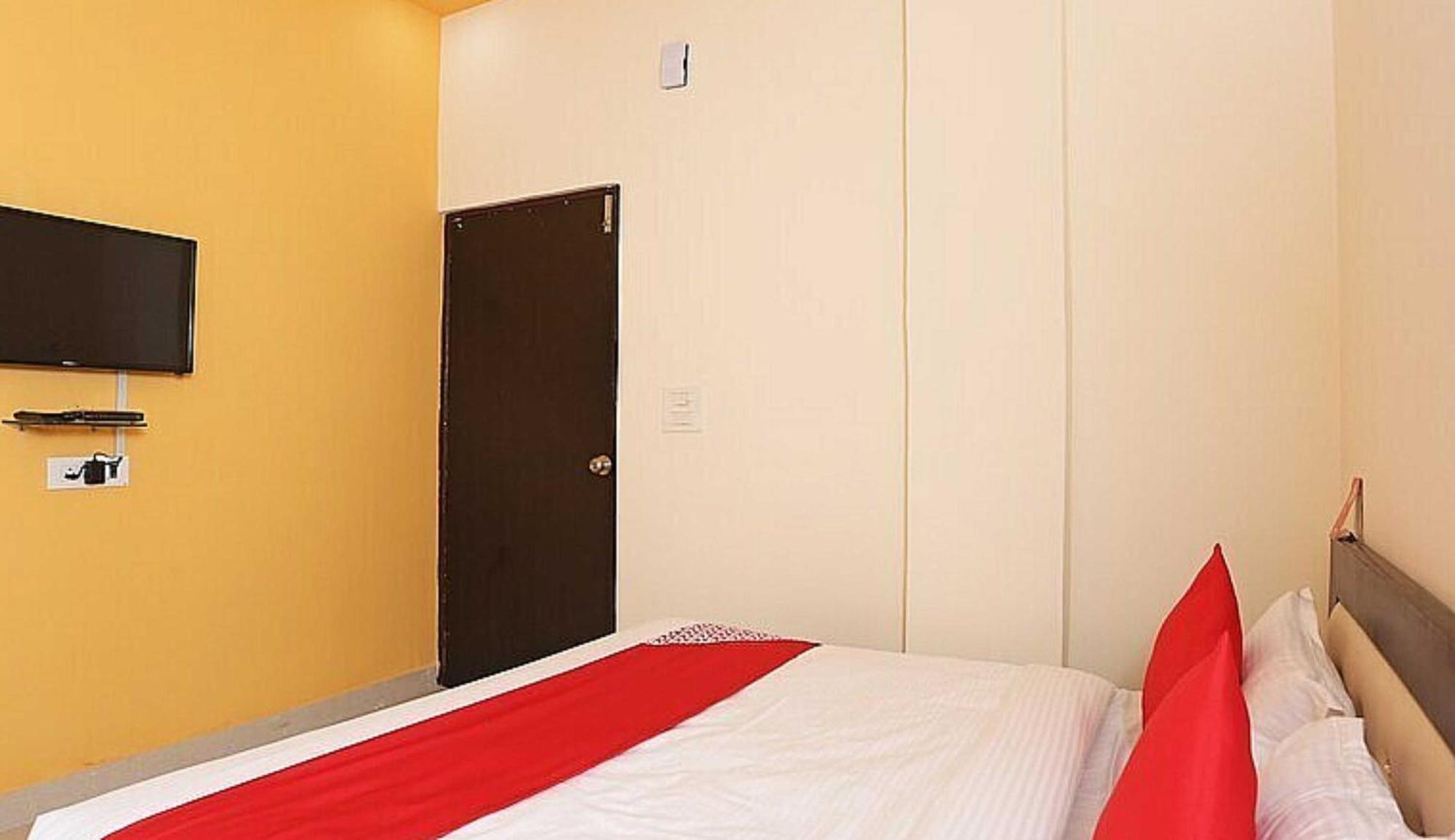 OYO 28867 Hotel Rock Star Faridabad Exteriör bild