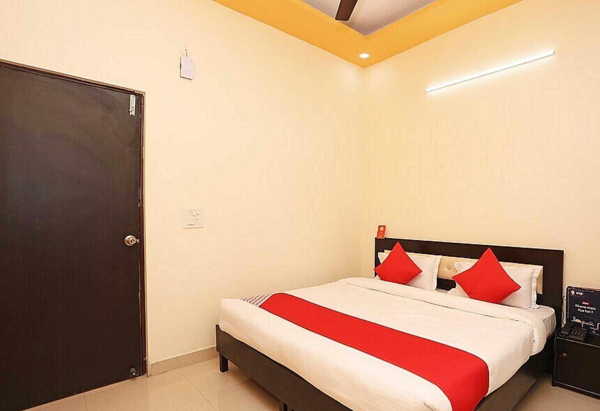 OYO 28867 Hotel Rock Star Faridabad Exteriör bild