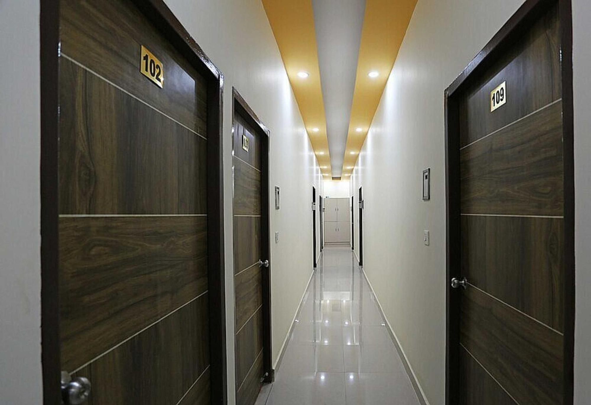 OYO 28867 Hotel Rock Star Faridabad Exteriör bild