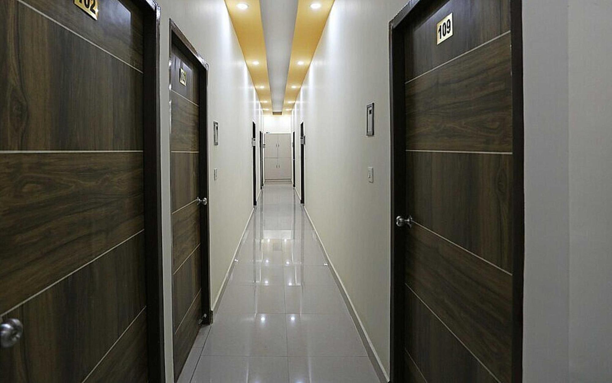 OYO 28867 Hotel Rock Star Faridabad Exteriör bild